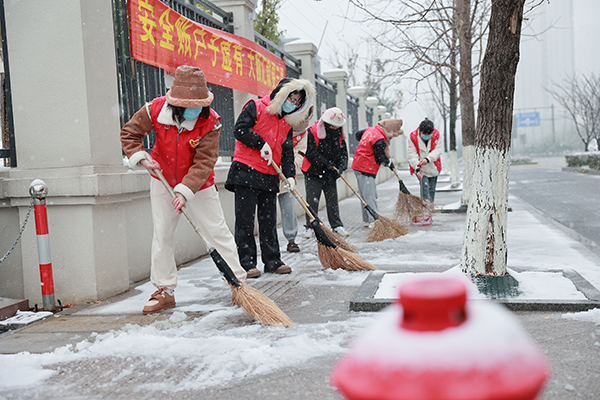 龙山街道中心幼儿园30名志愿者清扫校园积雪
