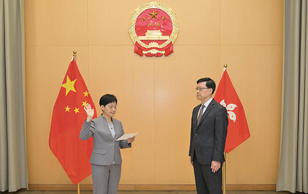 新任平等机会委员会主席宣誓拥护《基本法》和效忠香港特区